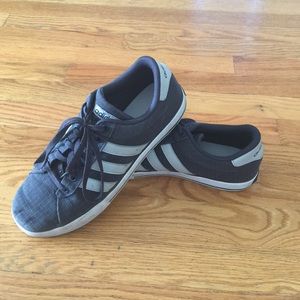 Mens Adidas casual tennis shoe size 8.5