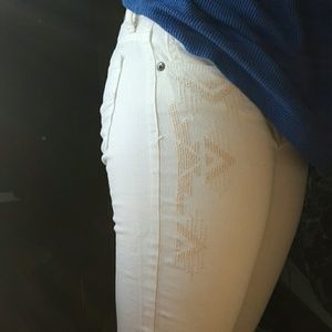 American Eagle boho Embroidered Jeans!