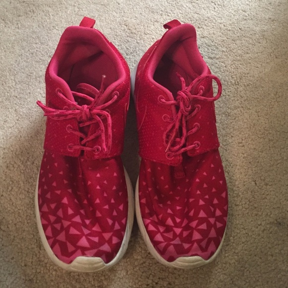Slightly used red roshe run
