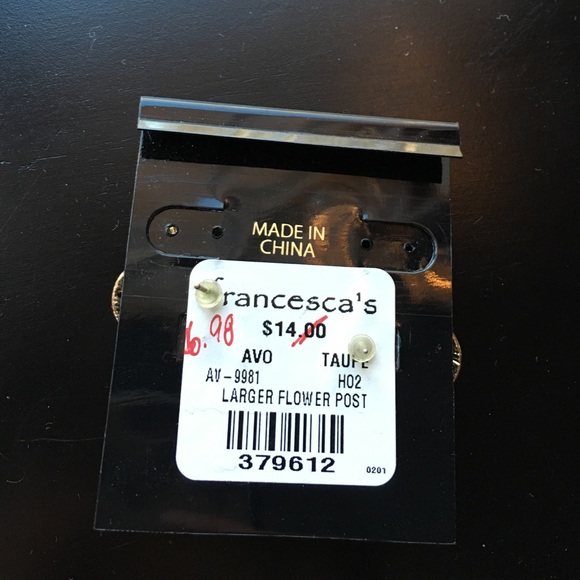 Francesca's flower stud earrings, never worn! - Picture 2 of 3
