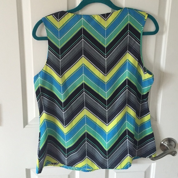Banana Republic chevron sleeveless top. - Picture 3 of 4