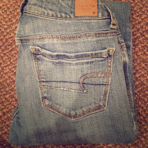 Light wash, slightly destroyed skinny kick