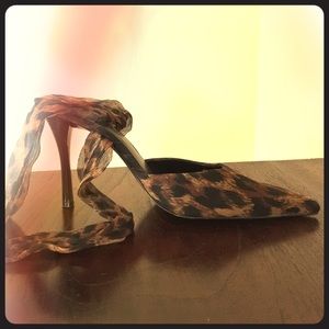 Nine West on trend ankle tie pointy heels. Sz 8.5