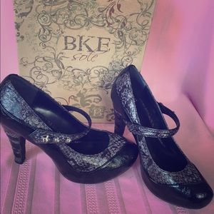 BKE Temper black/grey snake multi pumps size 6.5