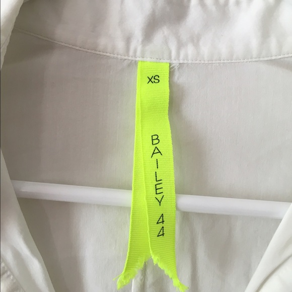 Trendy White Collar Blouse - Picture 2 of 4