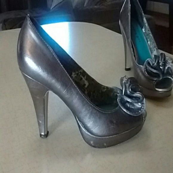 Shoes - Picture 2 of 4