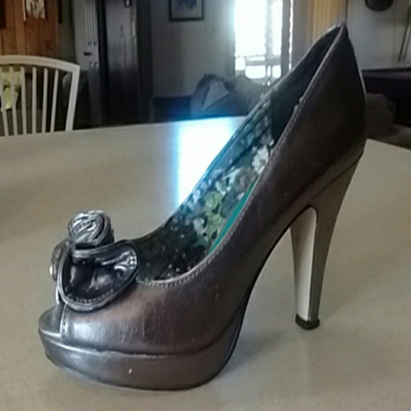 Shoes - Picture 3 of 4