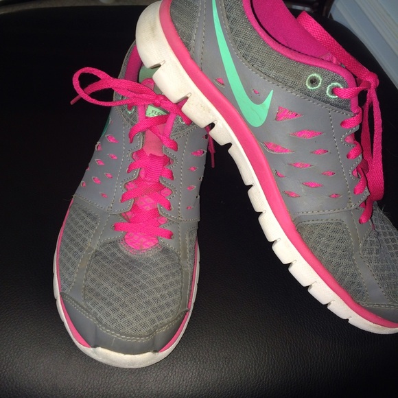 Nike tennis shoes. flex run