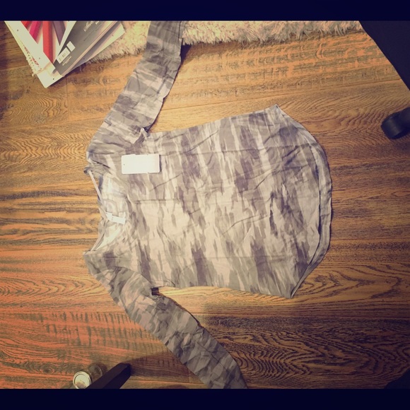 UNDER ARMOUR style shirt