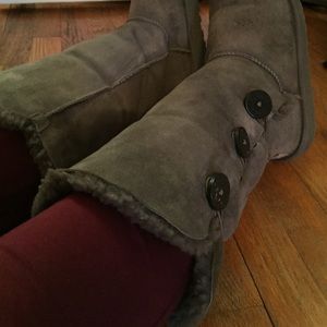 gray uggs