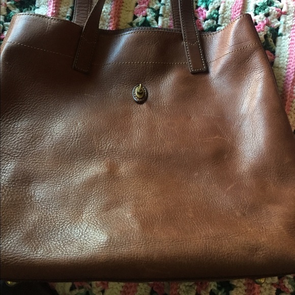 Dark brown leather fossil bag!