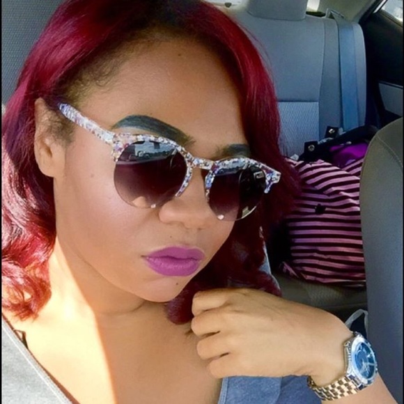 Meet your Posher, Elaine - Picture 2 of 2