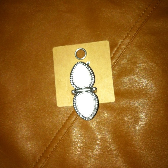 BEAUTIFUL WHITE STONE RING - Picture 2 of 3