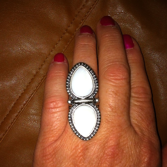 BEAUTIFUL WHITE STONE RING - Picture 3 of 3