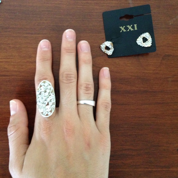 Beautiful diamond ring with  F21 diamond earring