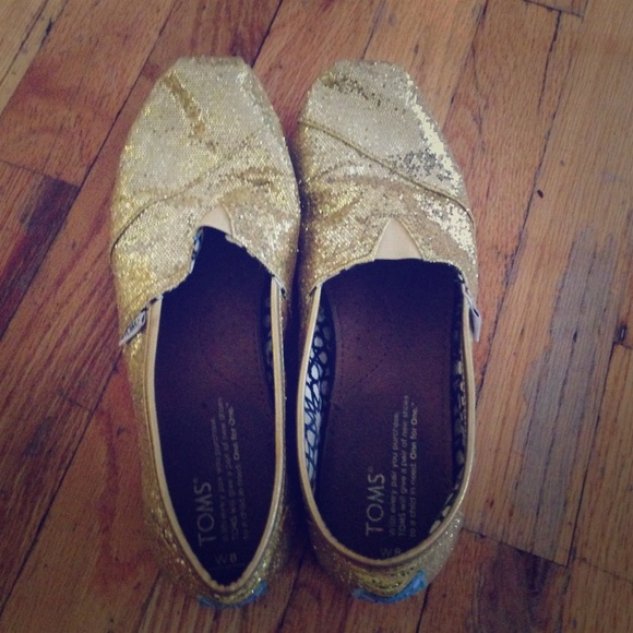 Adorable gold glitter TOMS. Size 8!