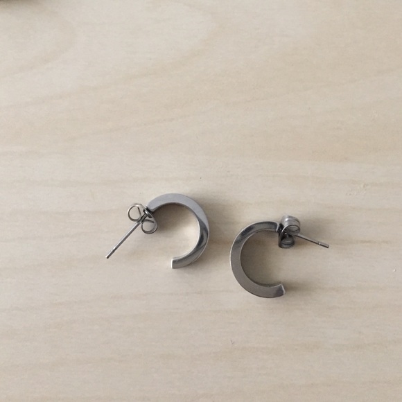 Love earring - Picture 2 of 2