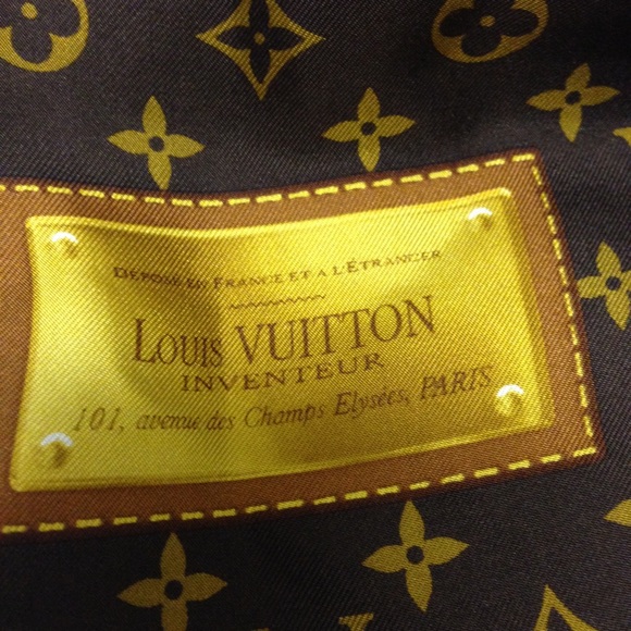 🚫SOLD🚫 Louis Vuitton Carre Monogram Silk Scarf - Picture 2 of 4