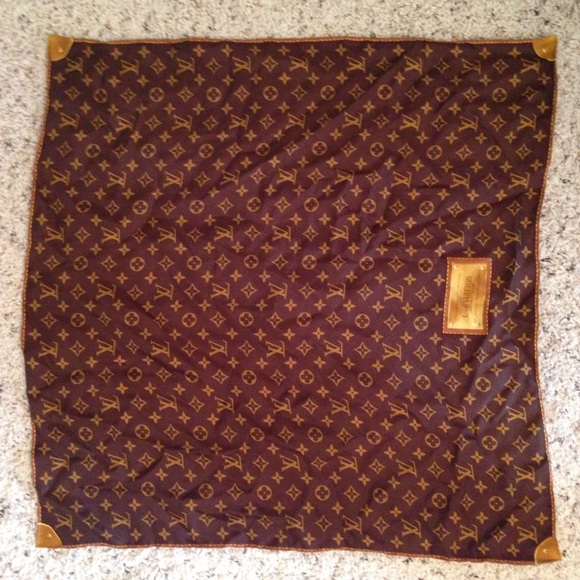 🚫SOLD🚫 Louis Vuitton Carre Monogram Silk Scarf - Picture 4 of 4