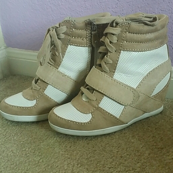 Tennis shoe wedges