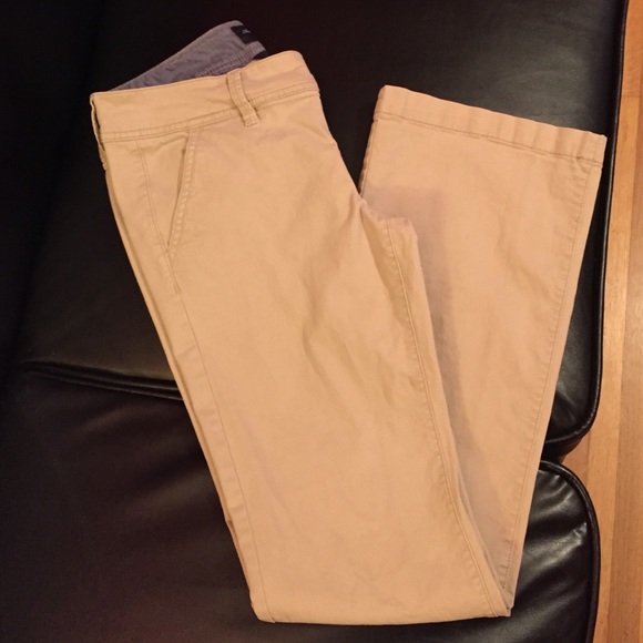 American Eagle Outfitters Pants - Great condition khaki pants!