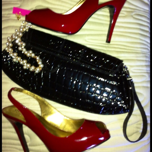 NEW YORK & CO.. BLACK ALLIGATOR CLUTCH - Picture 2 of 4