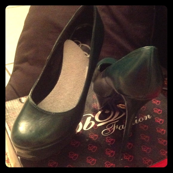 Hunter green platform pumps