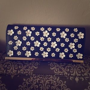Daisy Clutch
