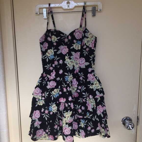 H&M floral dress with ruffle detail. Size 4.