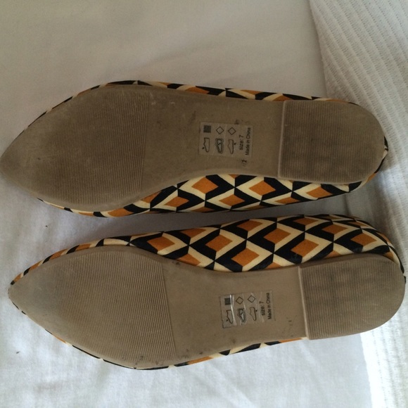 Geometric Pattered Pointed-Toe Flats - Picture 3 of 3