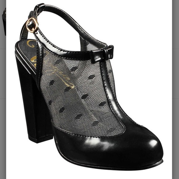 Sz 7 black heels.