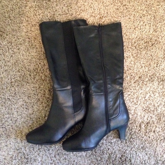 Jaclyn Smith black high heeled boots