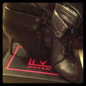 Zipper detailed ankle booties