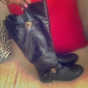 Bucco size 9, black boots