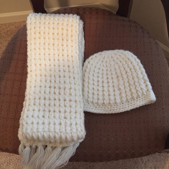 Reebok Accessories - Reebok scarf and hat set