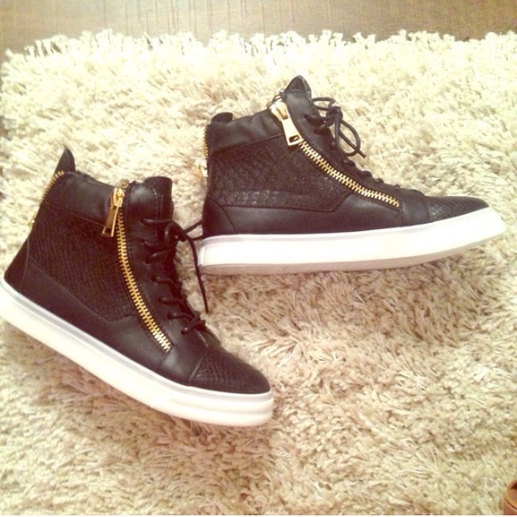 Blk high top sneakers