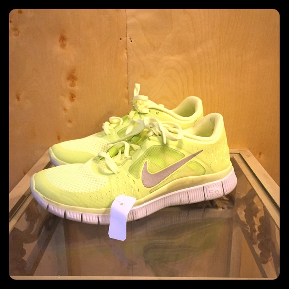 Nike Shoes - Nike free size 6