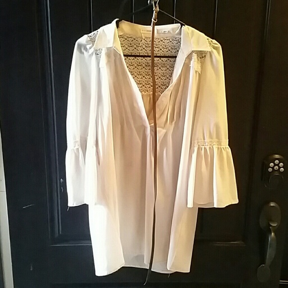 Blouse with lace detail