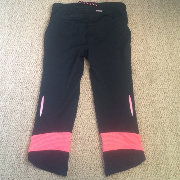 SOLD!! NWOT Under Armour size small - Picture 2 of 4
