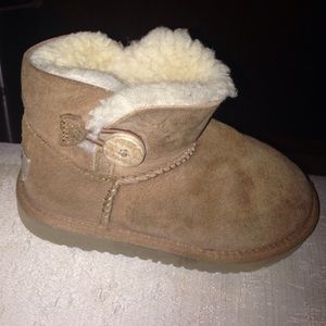 Girls uggs boots, barely worn, no stains, no rips.