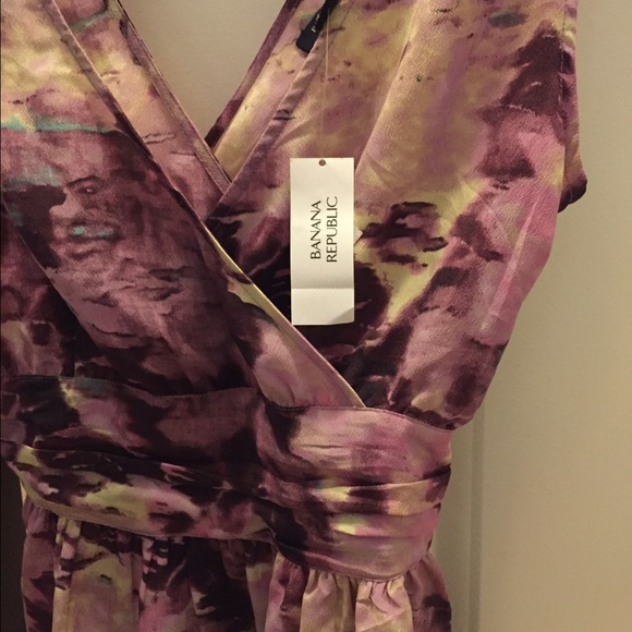 NWT! Deep v-neck flowy top - Picture 2 of 3