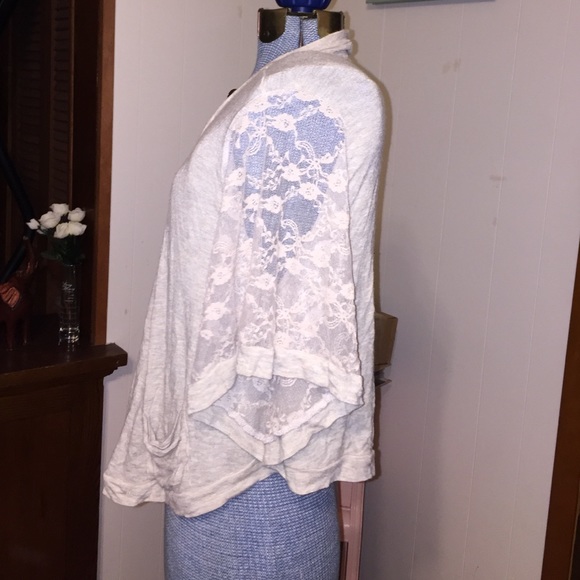 Cream hi-low cardigan with beautiful lace sleeves - Picture 2 of 4