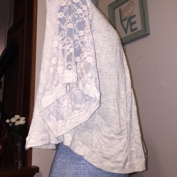 Cream hi-low cardigan with beautiful lace sleeves - Picture 4 of 4