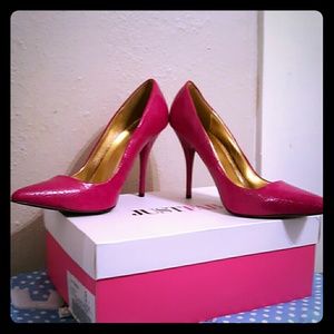 Pink pumps never worn
