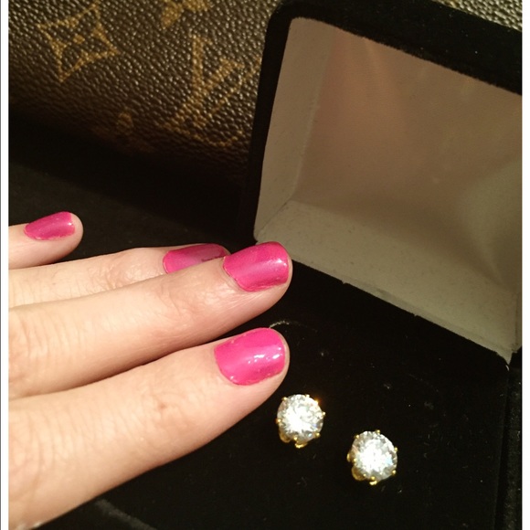 Diamond studs , medium size❤️