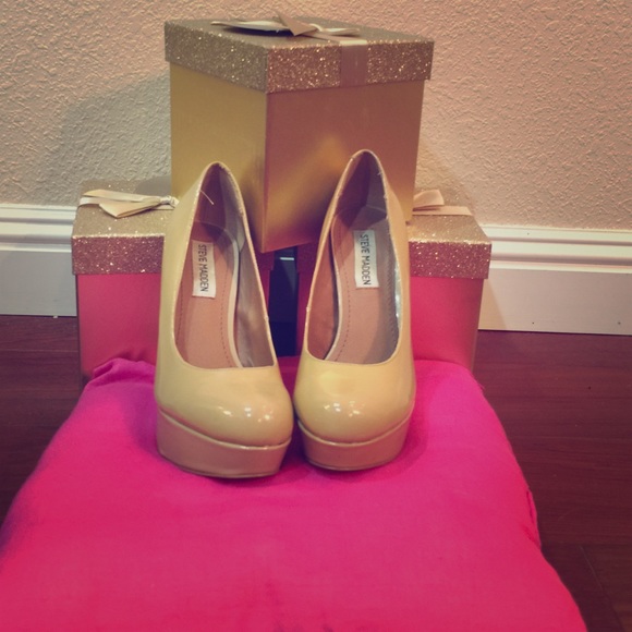 Steve Madden nude pumps