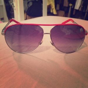 Red frames aviator style gradient lense