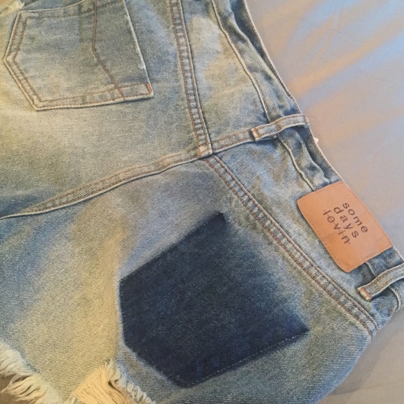 BNWT Some Days Lovin Distressed Jean Shorts - Picture 2 of 4
