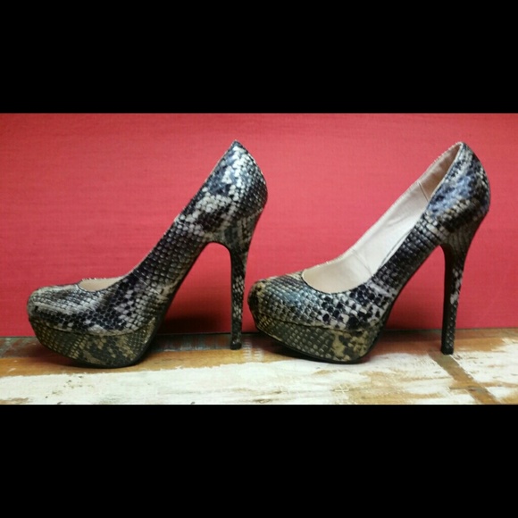 SASSY Snakeskin Print Mario Cortina Heels sz 7.5 - Picture 3 of 4