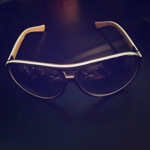 Marc Jacobs shades with case   So amazing